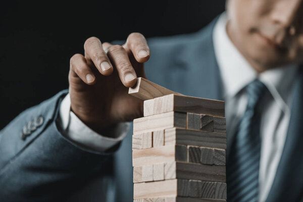 Asiático hombre de negocios jugando bloques de madera juego — Foto de Stock