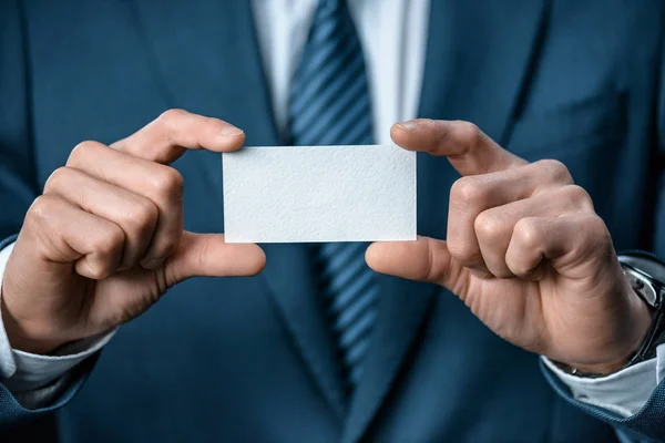 Empresário mostrando cartão de visita — Fotografia de Stock