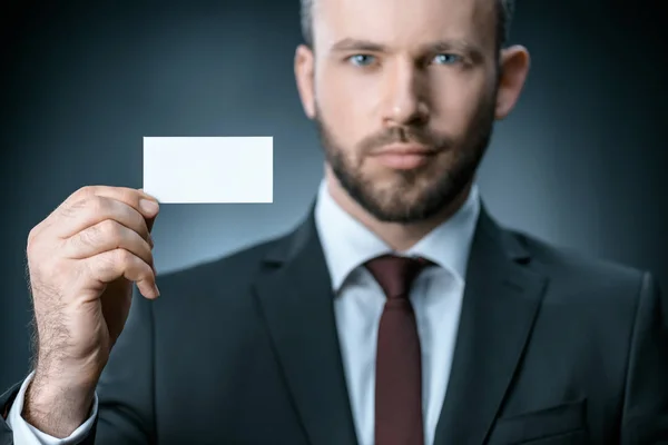 Молодий бізнесмен з візитною карткою — стокове фото