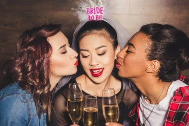 tavuk partide şampanya ile çok kültürlü kadınlar