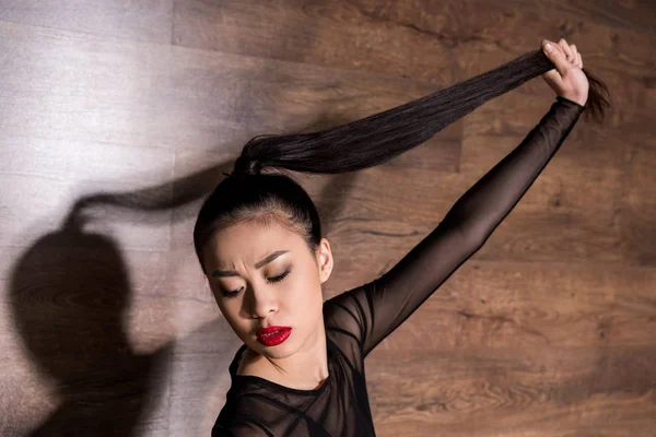 Mujer asiática con maquillaje brillante — Foto de stock gratis