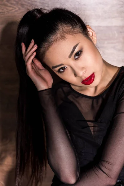 Mujer asiática con maquillaje brillante — Foto de Stock