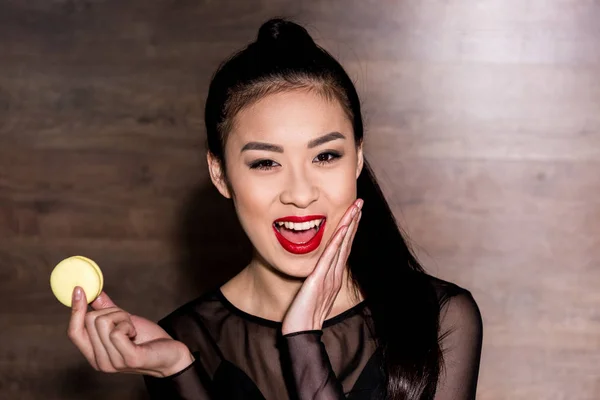 Asian woman with macaron — Stock Photo, Image