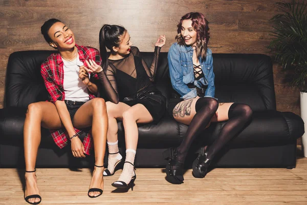 Mångkulturella kvinnor på soffa — Stockfoto