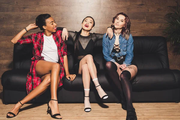 Flerkulturelle kvinner på sofa – royaltyfritt gratis stockfoto