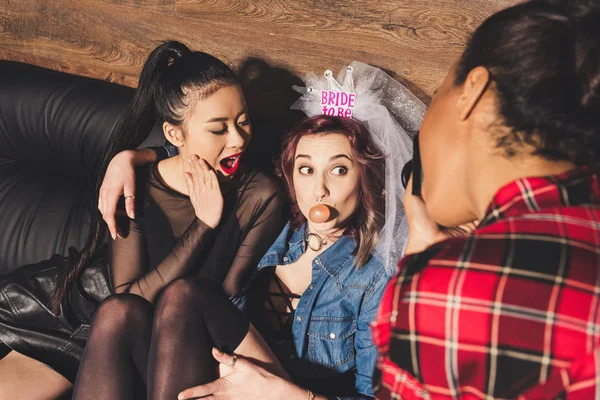 çok kültürlü kadınlar tavuk partisi kutluyor