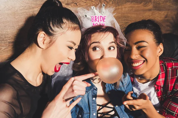 Noivo e amigos multiculturais — Fotografia de Stock