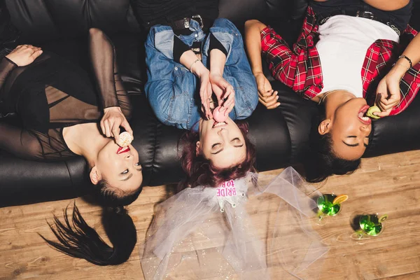 nişanlısı ve çok kültürlü arkadaşlar