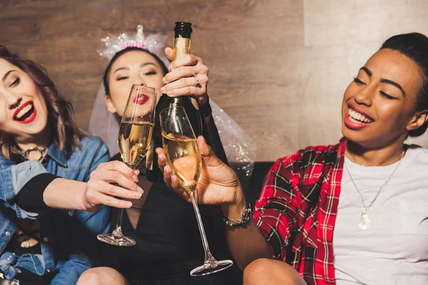 çok kültürlü kadınlar tavuk partide eğleniyor