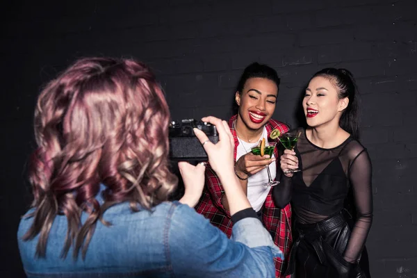 Femmes multiethniques avec boissons à la fête — Photo