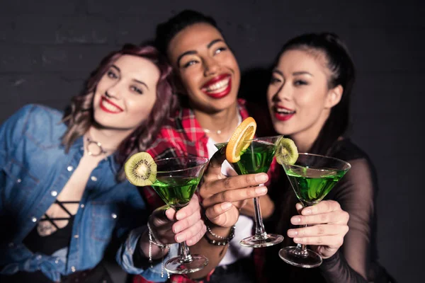 Multikulturelle Frauen auf Party — Stockfoto