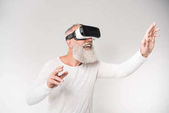 muž se sluchátky virtuální reality