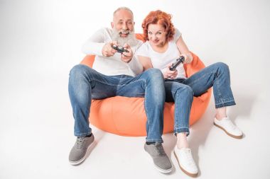 Video oyunu oynayan çift 