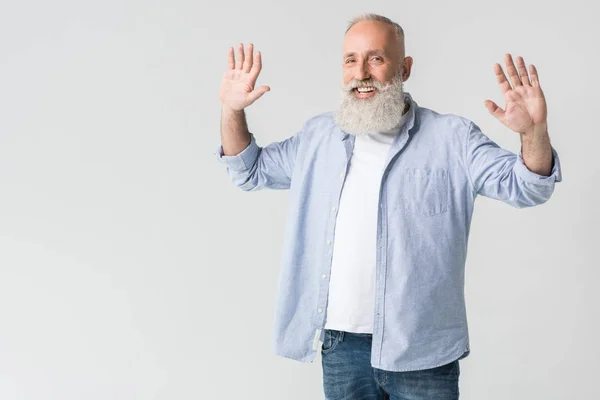 Fröhlicher Mann mit erhobenen Armen — Stockfoto