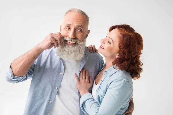 Knuffelen volwassen paar — Stockfoto