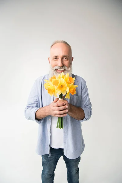 Senior mit Blumenstrauß — Stockfoto