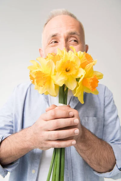 Senior mit Blumenstrauß — Stockfoto