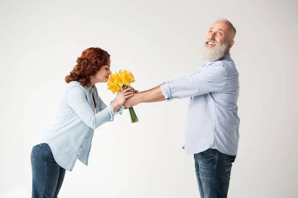 Smiling couple with bouquet — Stock Photo, Image