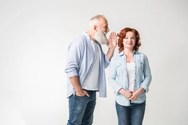 Mann flüstert seiner Frau zu — Stockfoto