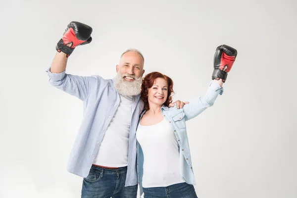 Couple mature en gants de boxe — Photo