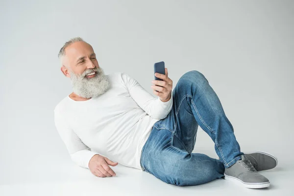 Senior man with smartphone — Free Stock Photo