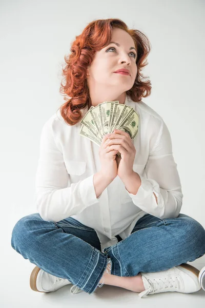 Mulher sonhando com notas de dólar — Fotografia de Stock