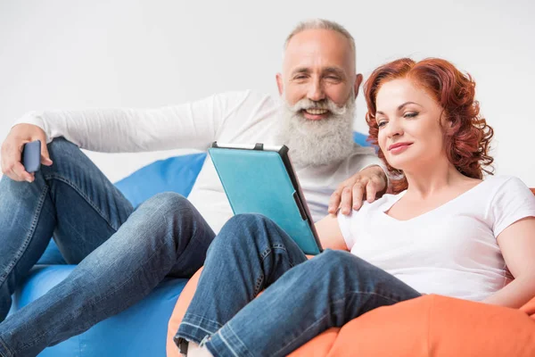 Couple using digital tablet — Stock Photo, Image