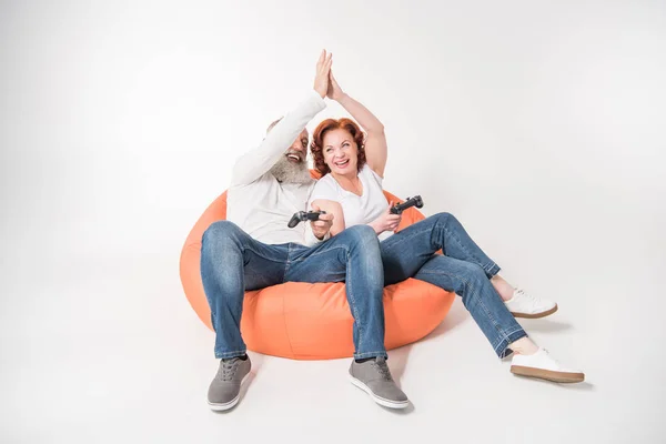 Par som spelar TV-spel — Gratis stockfoto