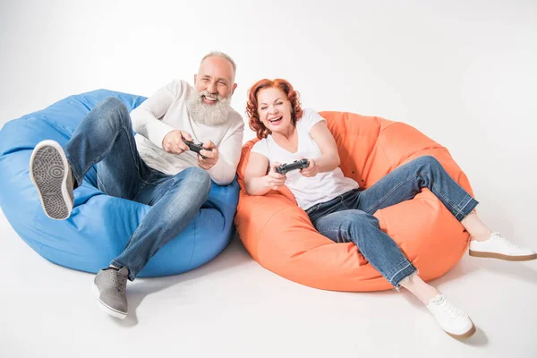 Video oyunu oynayan çift 