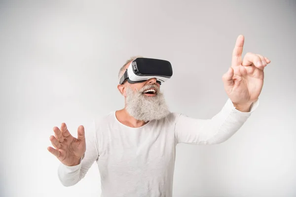 Mann mit Virtual-Reality-Headset — Stockfoto