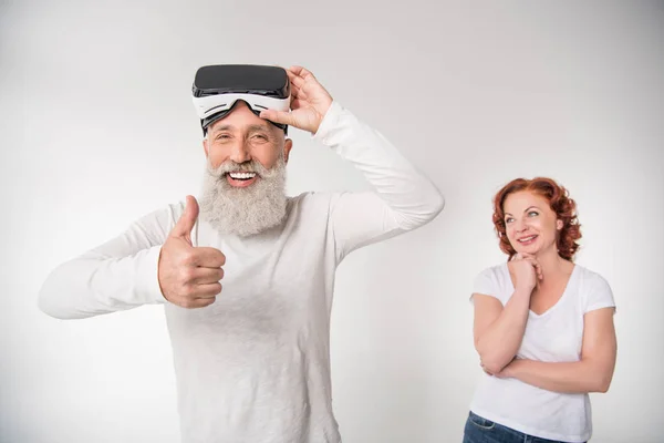 Человек с помощью гарнитуры виртуальной реальности — стоковое фото