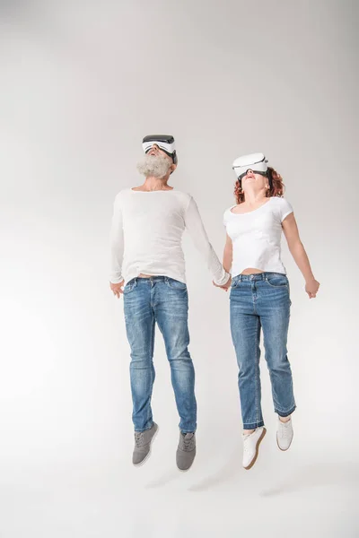 Пара с использованием гарнитур виртуальной реальности — стоковое фото