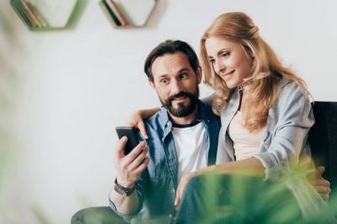 Akıllı telefon kullanan çift
