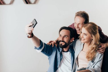 Arkadaşlar Smartphone kullanarak