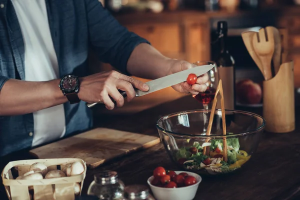 Yemek sebze salata adam — Stok fotoğraf