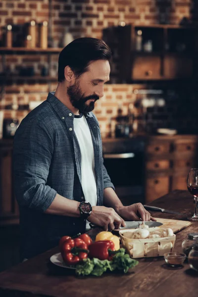 Mann kocht Gemüsesalat — Stockfoto