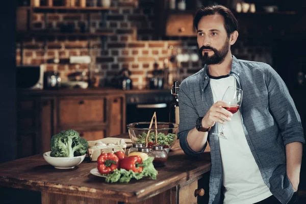Man dricker vin medan matlagning — Stockfoto