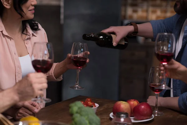 Amici che bevono vino rosso — Foto Stock