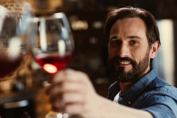 Uomo barbuto con bicchiere di vino — Foto Stock