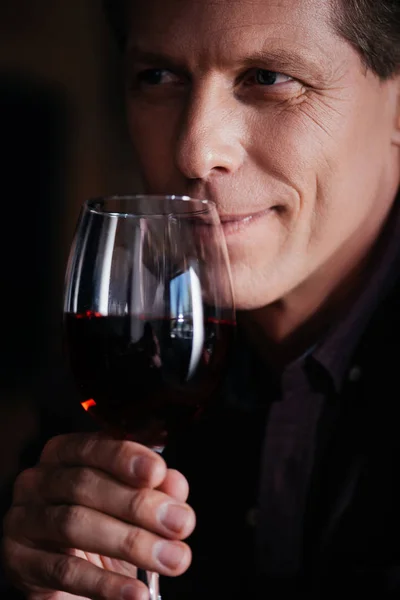 Mann trinkt Wein — Stockfoto