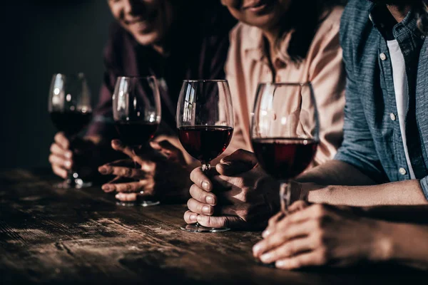 Vrienden drinken van rode wijn — Stockfoto