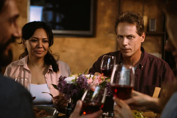 Kırmızı şarap içme arkadaş