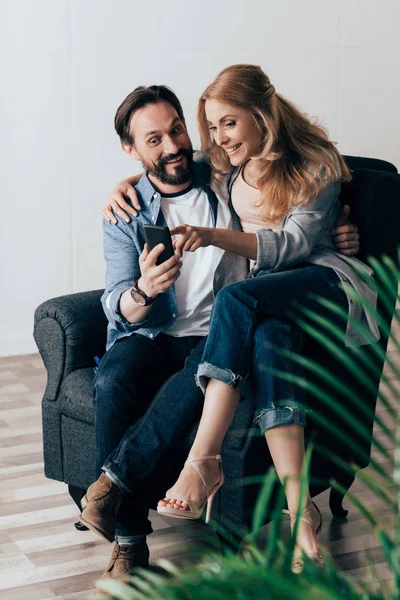 Casal usando smartphone — Fotografia de Stock