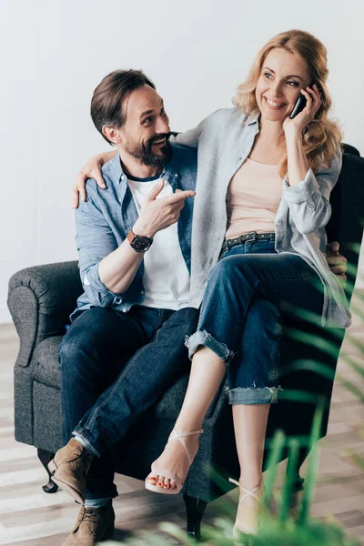 Couple using smartphone — Stock Photo, Image