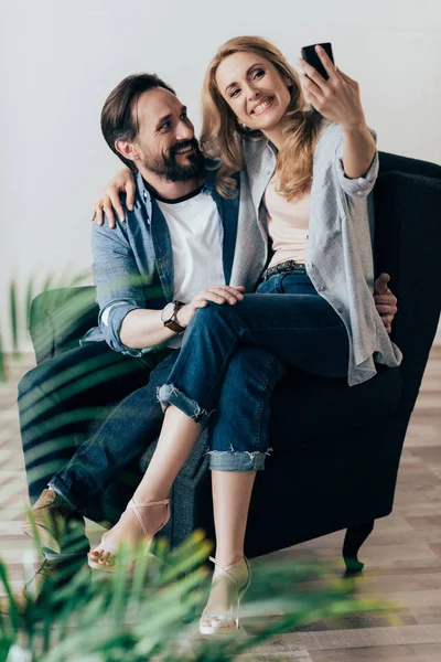 Couple using smartphone — Stock Photo, Image