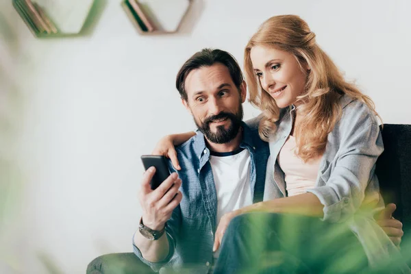 Pasangan menggunakan smartphone — Stok Foto