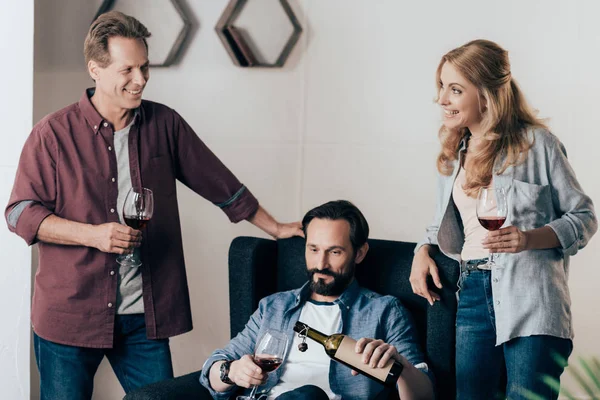 Freunde trinken Wein — Stockfoto