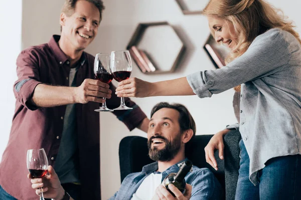 Freunde trinken Wein — Stockfoto