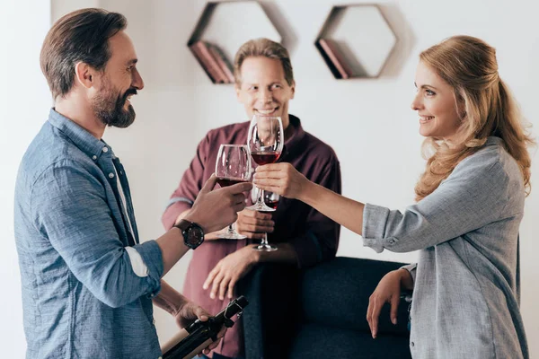 Vrienden die wijn drinken — Stockfoto