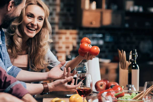 Pasangan mempersiapkan makan malam bersama-sama — Stok Foto